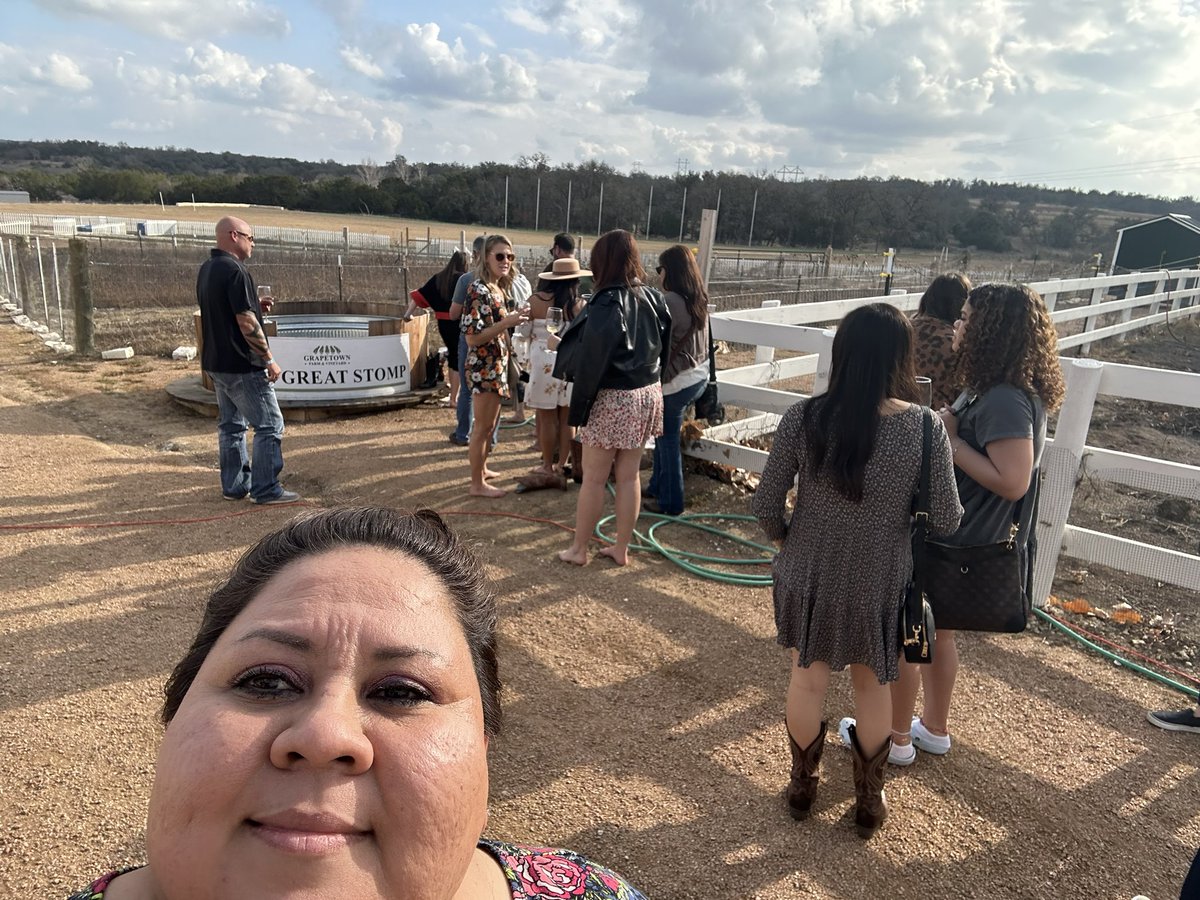 coco_fendi's tweet photo. #grapestomp #fredericksburg https://t.co/rFccDSHHYO