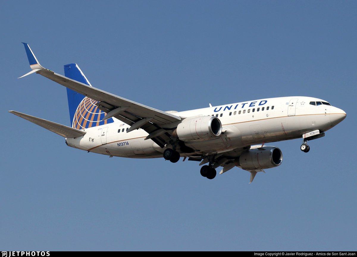 RedNoseAviator's tweet photo. @thenewarea51 This incident seems to have occurred at LaGuardia Airport in 2016. Here is the Aviation Herald article: https://t.co/7AvKonUGMK. The aircraft involved was a United Airlines Boeing 737-700. Registration: N13716 https://t.co/JexvDg1aij