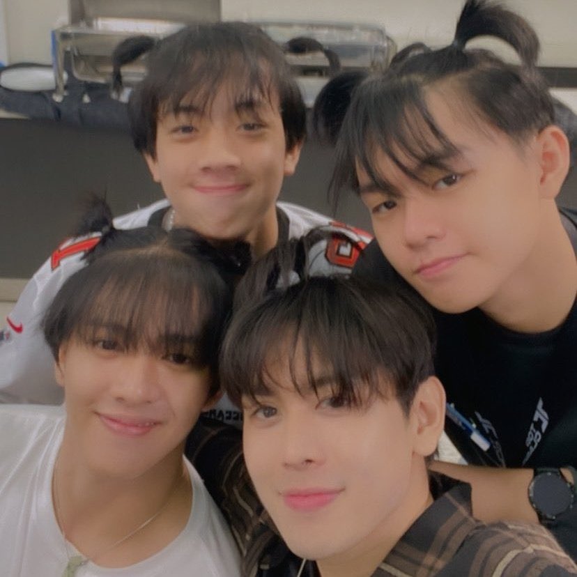 daintyc13's tweet photo. AND IF I CRYYYYY OMG RAWR LINE THEN AND NOW !!!!!!! 😭💌

@jeyse_dae @YAMA_GABofc @yama_clyde @toothpIate7_ https://t.co/L6cul6odnl