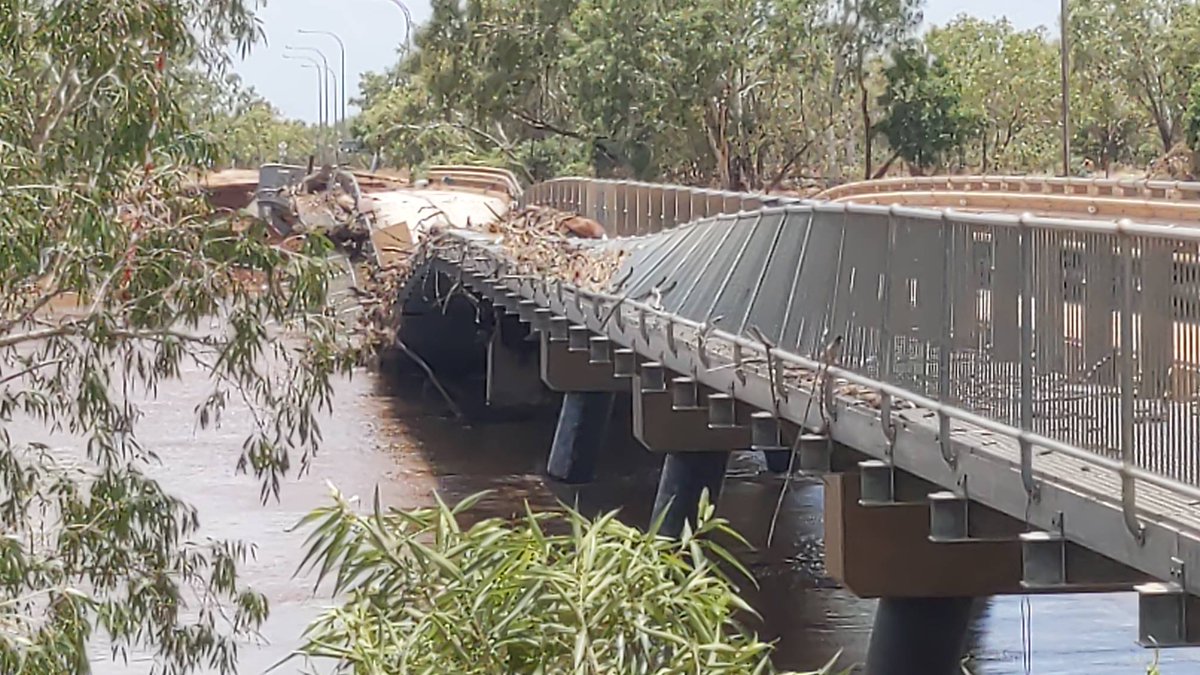 StorerDylan's tweet photo. The Fitzroy River Bridge (locally known as New Bridge) at Fitzroy Crossing. #kimbetleyfloods https://t.co/C18I0SyHad
