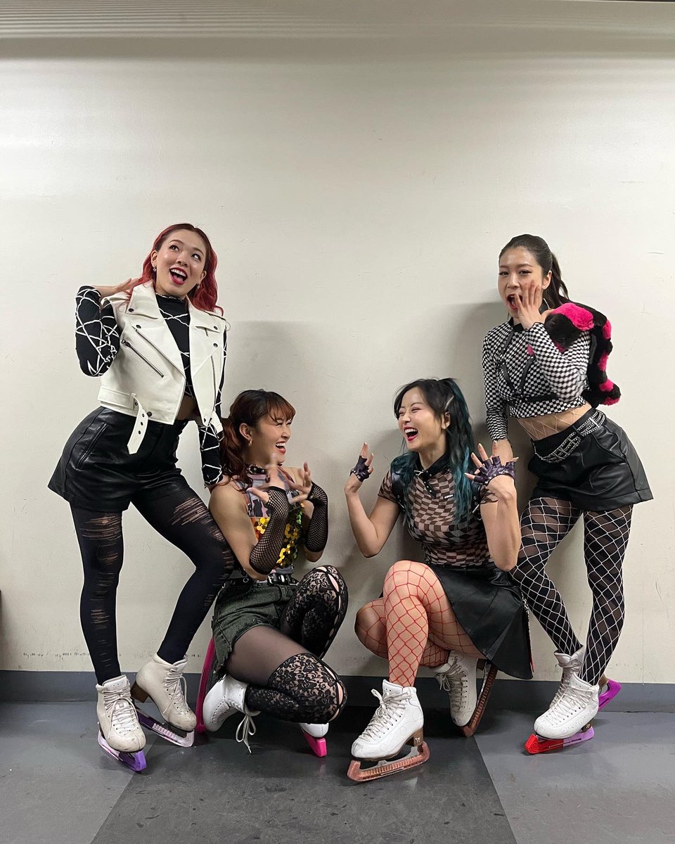 Yuraxmin's tweet photo. ⭐️Blackpink on Ice⭐️ https://t.co/ayv97M4LZF