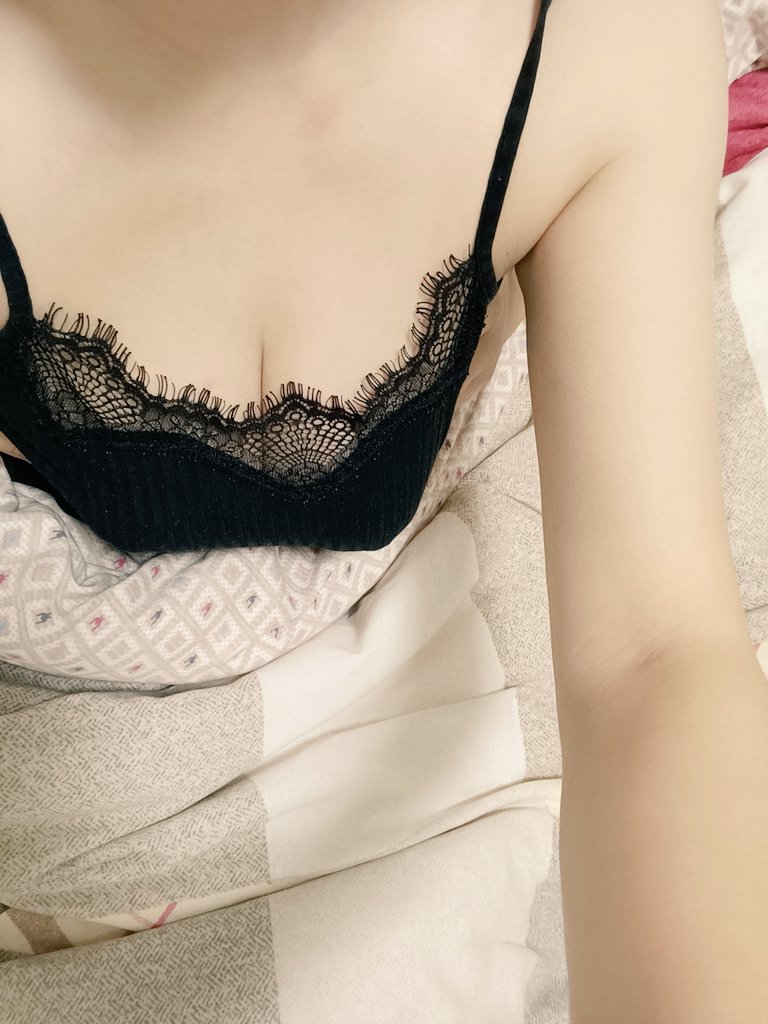 shuigeshuiwa's tweet photo. 好久不见，天气冷了，祝大家有腿可玩，有奶可嘬。#淫妻 #夫妻 #换妻 #人妻 https://t.co/YdO4c8M5VM