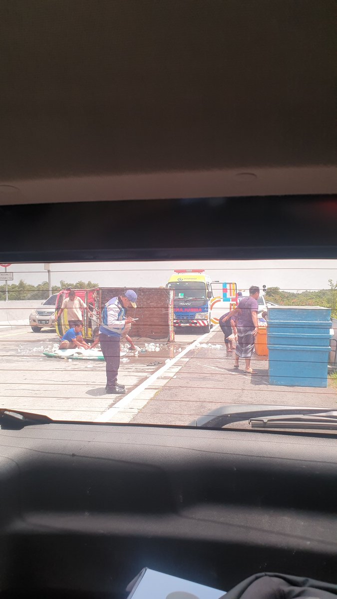 melissarusmala's tweet photo. Alhamdulillah petugas sdh datang dan dibantu beberapa pengguna jalan toll untuk meminggirkan isi muatan 
@e100ss https://t.co/j2ZJIAlt3r