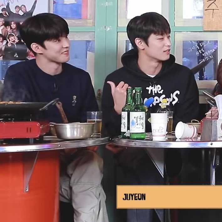 아니근데지난번부터 왤케 술을 앞에 두고 연하x연상처럼 앉아있어..