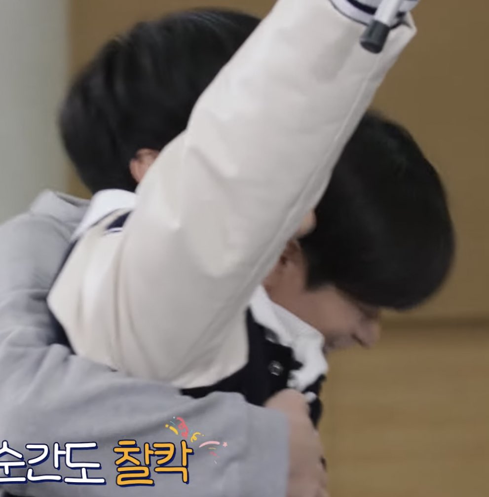 쥬큐 좋은점
이쥬연이 지챵민을 안을 때 항상..
“안으려고” 하는게 아니라 
“안기려고”함... 진짜 걔 어깨에 얼굴을 어떻게든 파묻고 지 몸을 어떻게든 접어서 안기려고 함