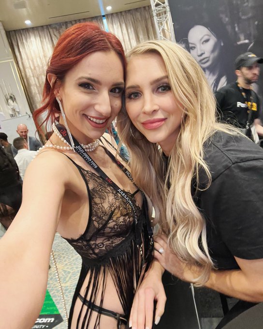 LAST Day  #AVN 🤍 ✨ cute selfie with @thealixlynx 🫶🏼 @AEexpo https://t.co/yOKTmwvAUP<a href="/tag/avn"class="tags">#AVN</a><a class="tags" href="/tag/thealixlynx">@thealixlynx</a>
