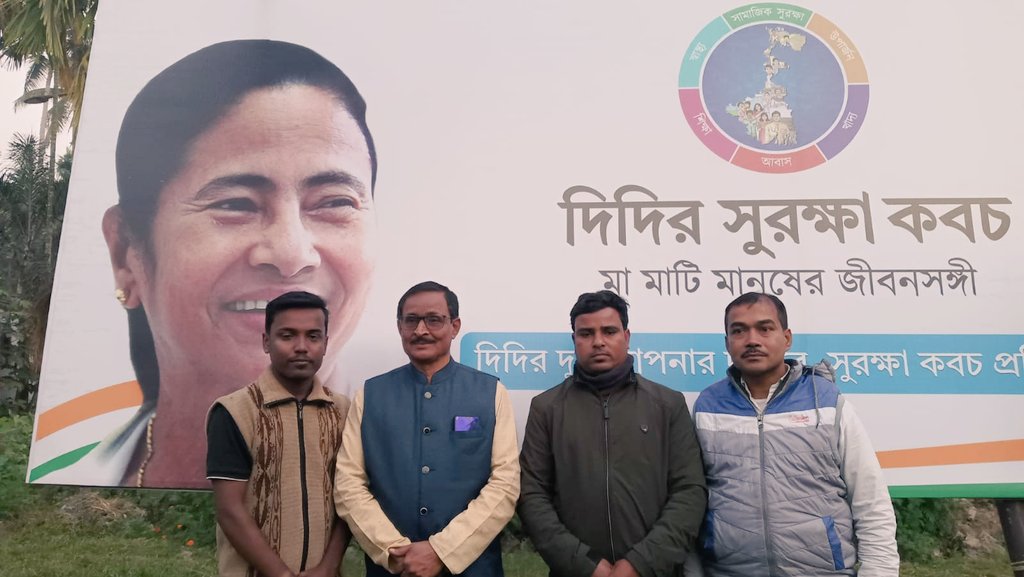 sardarnuralma's tweet photo. "দিদির রক্ষাকবচ" কর্মসূচির প্রেস কনফারেন্স অনুষ্ঠিত হয় সাতগাছিয়া বিধানসভার বিদ্যানগর পাল গার্ডেনের  সাউ প্যালেসে আজকে সাতগাছিয়া বিধানসভার বিধায়ক মাননীয় @mohan_c_naskar মহাশয়ের সাথে।
@MamataOfficial @abhishekaitc 
@AITCofficial https://t.co/ZPtKsgMb7E