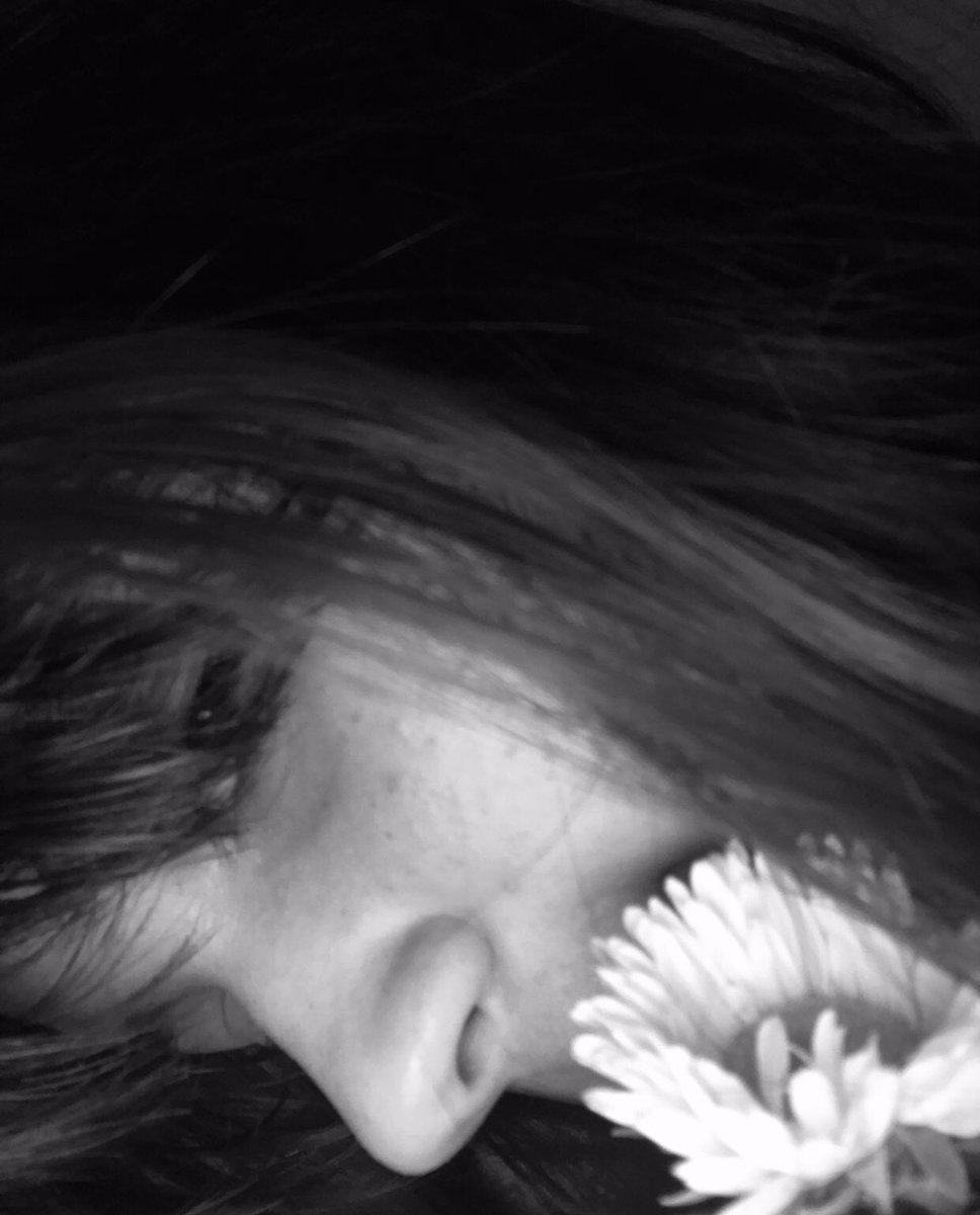 adri200mc's tweet photo. q mi abuela me diga q soy su flor más pequeña, y me regale una, me hace sentir la niña más afortunada por tener a la mejor🤍 https://t.co/4ce9EbcoU3