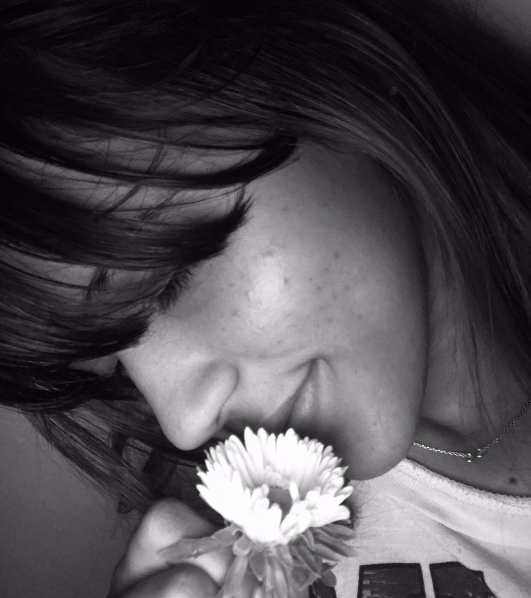 adri200mc's tweet photo. q mi abuela me diga q soy su flor más pequeña, y me regale una, me hace sentir la niña más afortunada por tener a la mejor🤍 https://t.co/4ce9EbcoU3