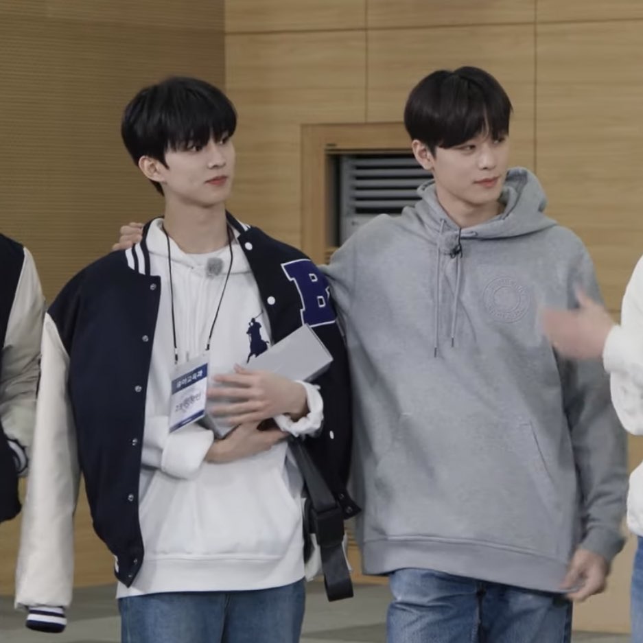 여자애들몇명이창미니얘기하는거듣고온주여니ㅋㅋ
얗너내과잠입엏
왜?나안추워
그냥입엏
아이씨..
그러고나서야만족함ㅜㅜ