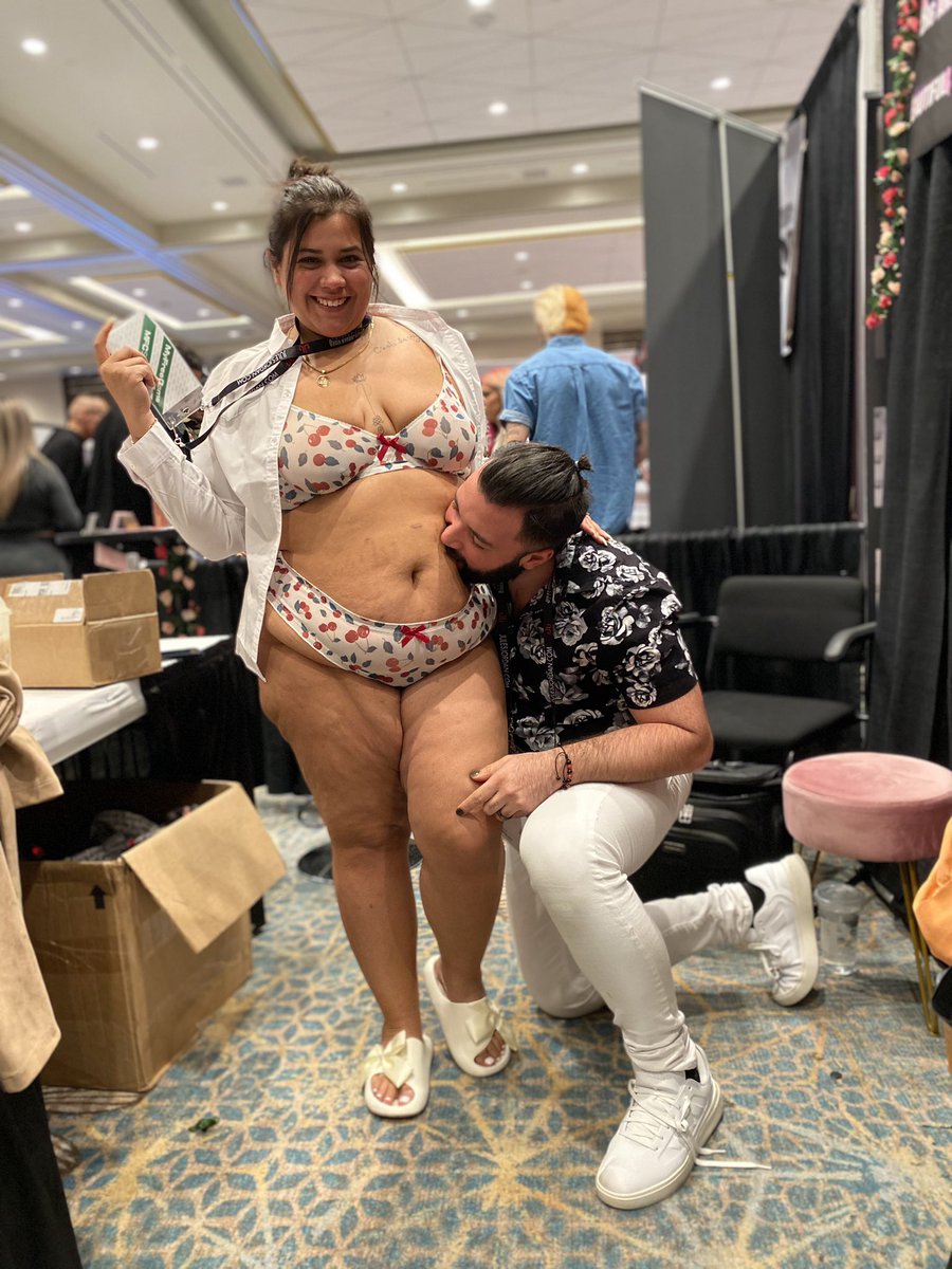 Papi_kitsune's tweet photo. We knew we were a match made in heaven, she loves her belly and I love to worship it 😈 🥵 @BreanaKhalo https://t.co/ZkN9jjEhpj