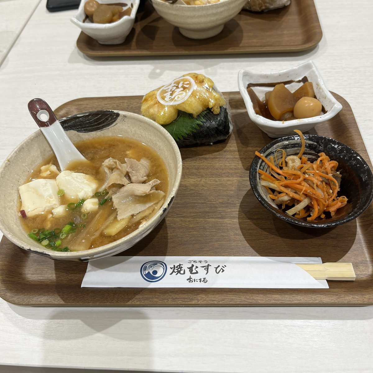 pipisan2021's tweet photo. おにぎりを買いにきたら豚汁セットがあったのでそれを食べました！めちゃくちゃ美味しそう🫣おにぎりは天むすにしました！ https://t.co/9b05PcgFOh