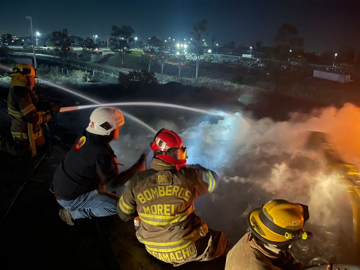 AlfonsoMtz_Mx's tweet photo. Continuamos las labores de auxilio para sofocar incendio en Tarímbaro.

La @Policia_Morelia, la Coordinación Municipal de Protección Civil y Bomberos y la Secretaría de Servicios Públicos respaldarán las labores hasta tener el control total del mismo. 🚓 🧑‍🚒 🧯 https://t.co/pM3ojZXdrd