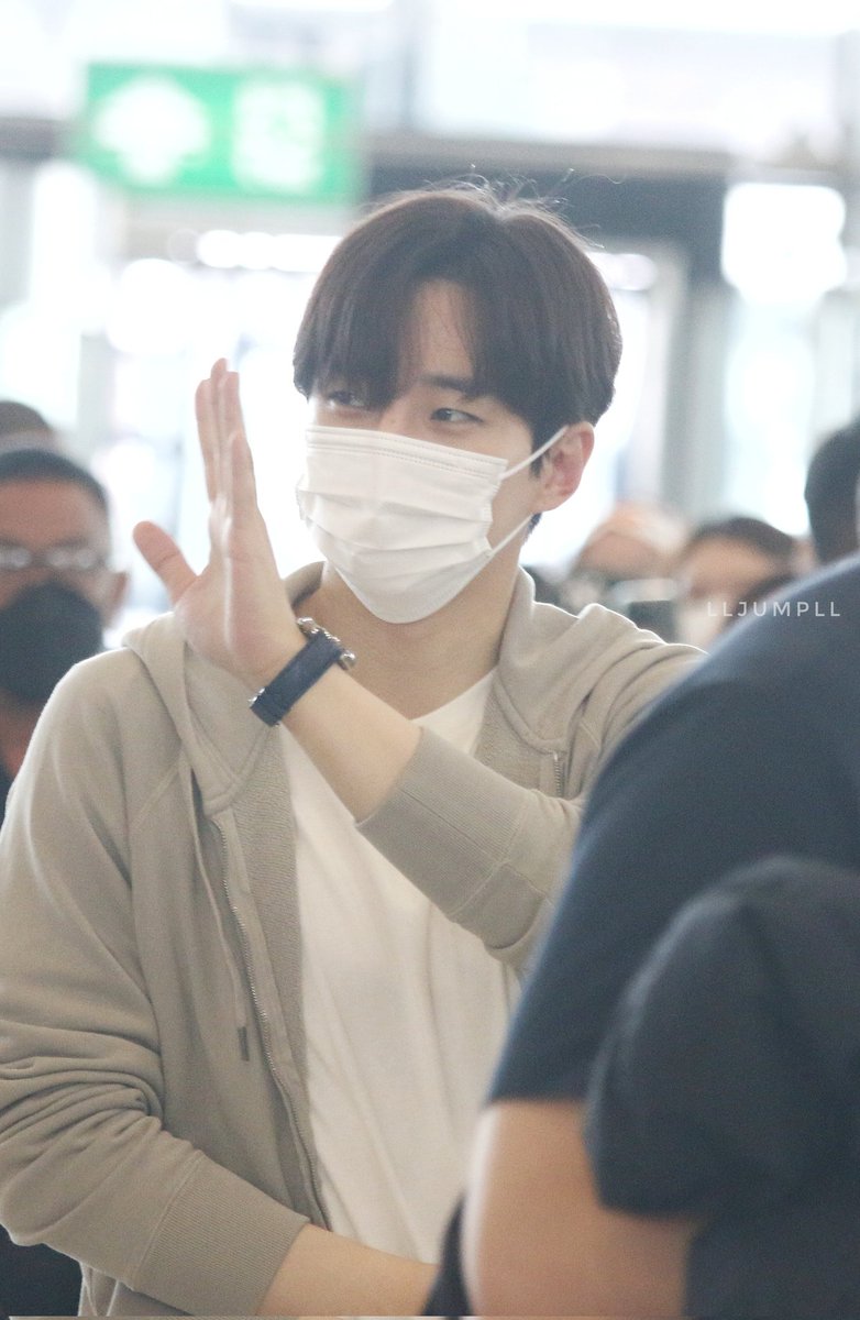lljumpll's tweet photo. 230108 ไม่เจอนานเลยยย คิดถึงงงง🐧💙 

#GDAinBKK 
#이준호 #LeeJunho #Junho https://t.co/fDWigvUgPm