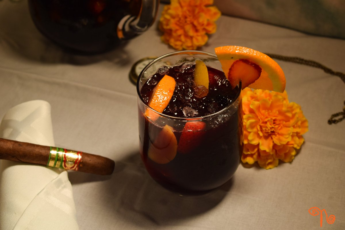 GravewriterN's tweet photo. Crunch...Crunch...now this is a drink you can snack on, especially during an early lunch with a "friend".
#lackadaisy #lackadrinks #lackadaisyfilm #speakeasy #lackadaisycats #Asasweets #bootlegging #boozecats https://t.co/OpkNmfLAtK