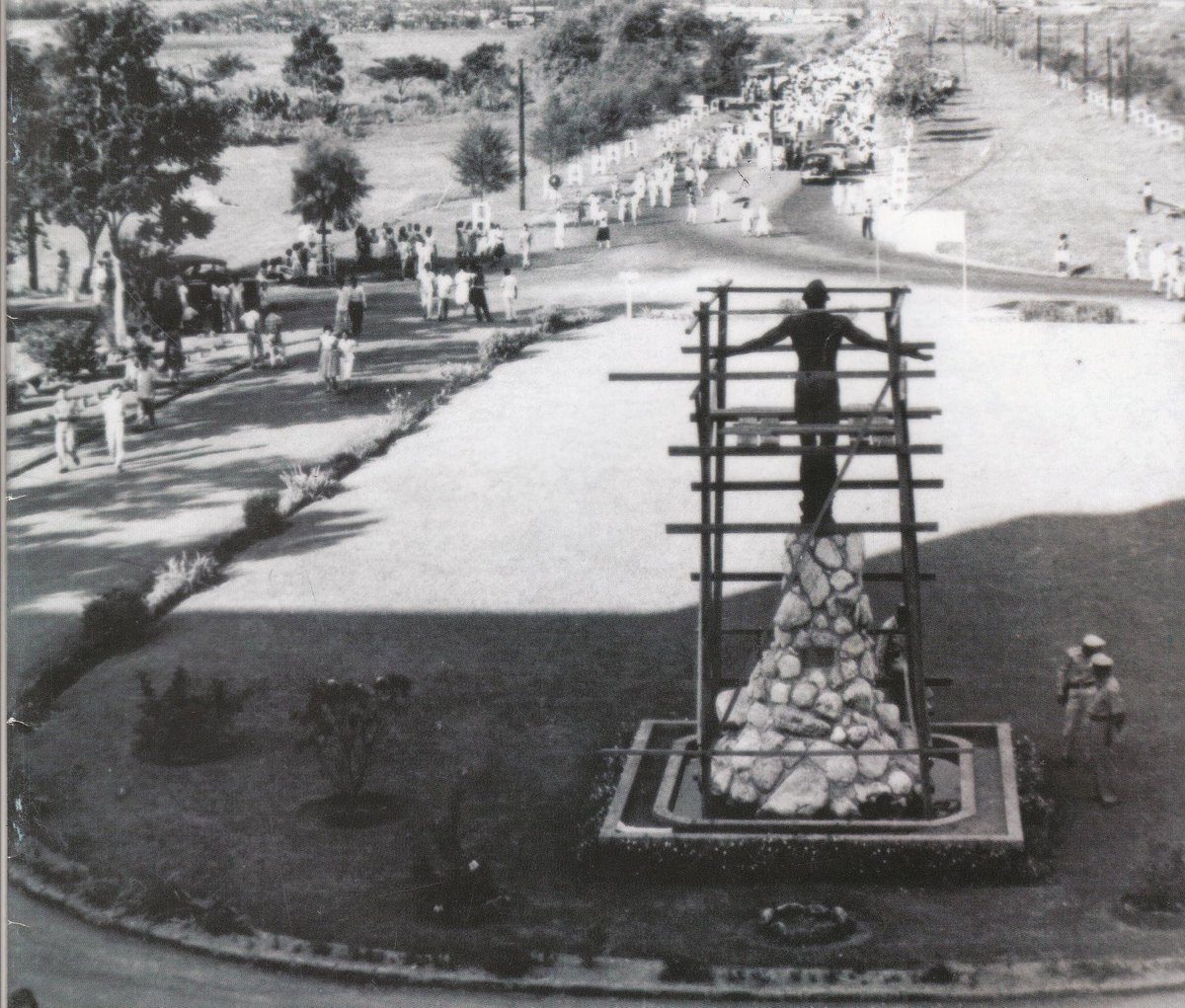 pinoyanghang's tweet image. 70 years apart: The University of the Philippines Diliman Oblation Plaza landscape transformation.

LEFT: The Oblation in 1949
RIGHT: The Oblation in 2019

ctto

#UrbanHistory
#CampusArchitecture