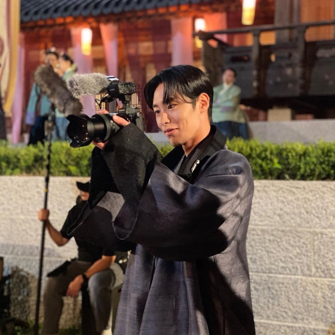 httpsrdvlvt's tweet photo. A #YOUNJAE/ #UKYEONG au wherein #Jaewook, the school photographer and feature writer chose to feature #Younjung, the associate editor in his article. https://t.co/vzAlKHXxn1