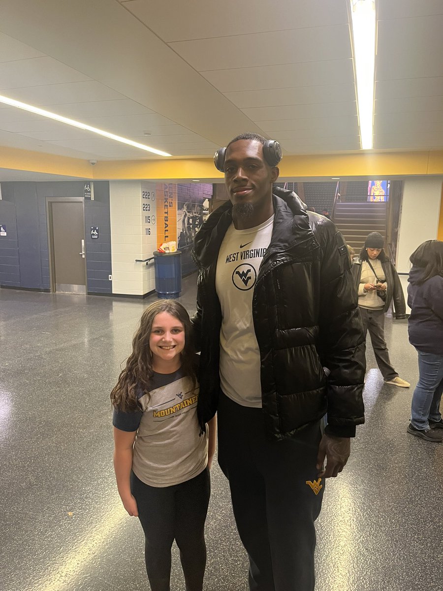 Win or lose we still support!! Thanks <a href="/JimmyBellJr15/">TUNK🖤</a> for taking time to take a picture with my daughter after the game!  #mountaineerfamily