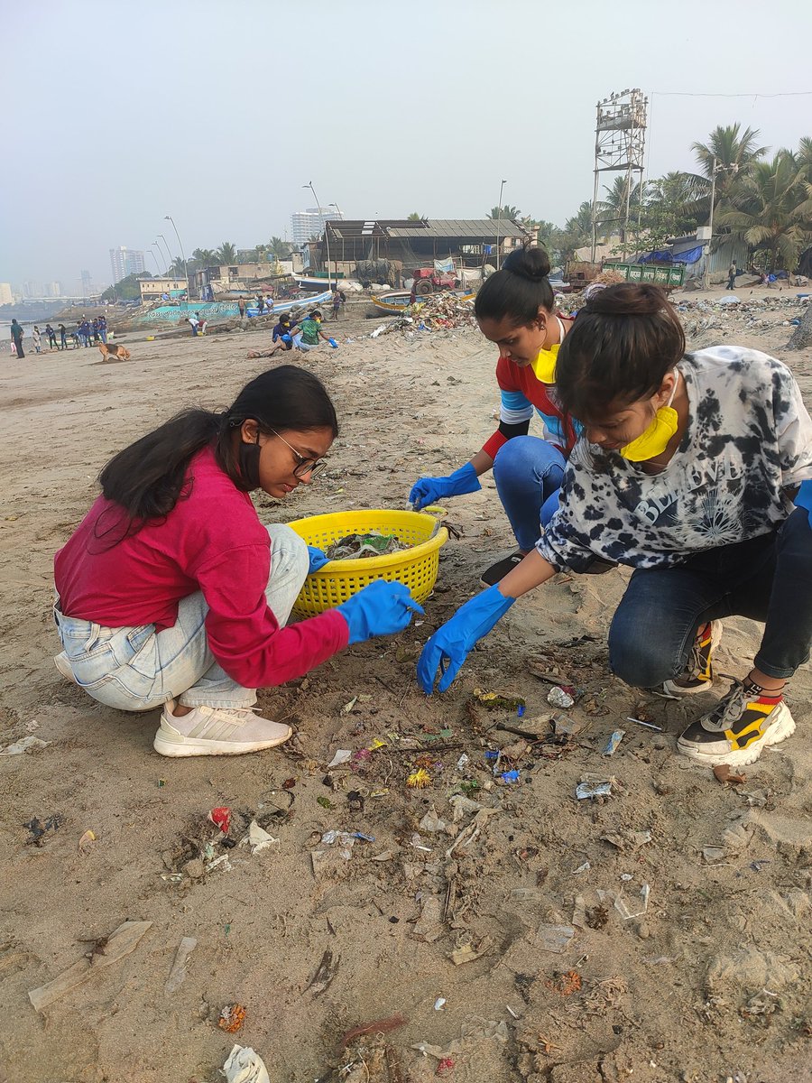 gullyclasses's tweet image. Today Mahim Reti Bunder Cleanup Drive by Gully Classes Foundation with @UWMumbai. Thirty-five volunteers were joined today. 

#Mumbai #Gcf4Environment #BeachCleanup @beach_token @weloveourbeach @River_Care @poojadesaid @Jksoniias @Jitin_IAS @TOIMumbai @nytimes @pewenvironment