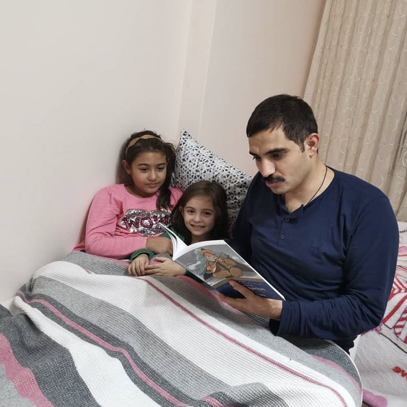 #KatilKim
Şu fotoğrafa ne kadar uzun bakılırsa o kadar baktım. Şu sevgi dolu iki yavrunun gözünden hayallerini umutlarını aldınız. Herkes her şeyi biliyor ama kimse hiçbirşey söyleyemiyor. Ne kötü zamana denk geldik be. 
#zaferpartisi 
#ümitözdağ