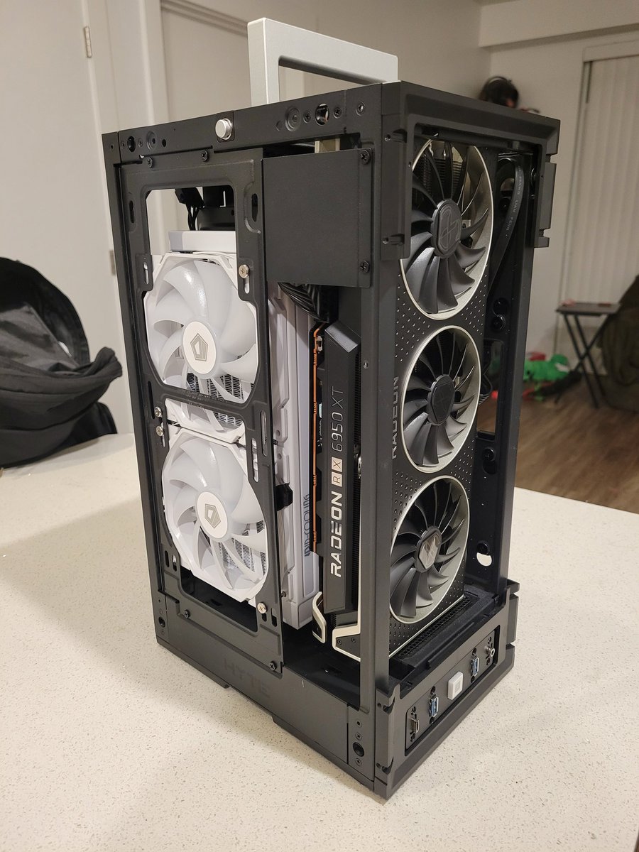 yern3wstepdad's tweet photo. I picked this case because of @GregSalazarYT , but me thinks it's at its limits 🤔 A upsize after Lanniversary might be in order. https://t.co/svO5Hh0lZP