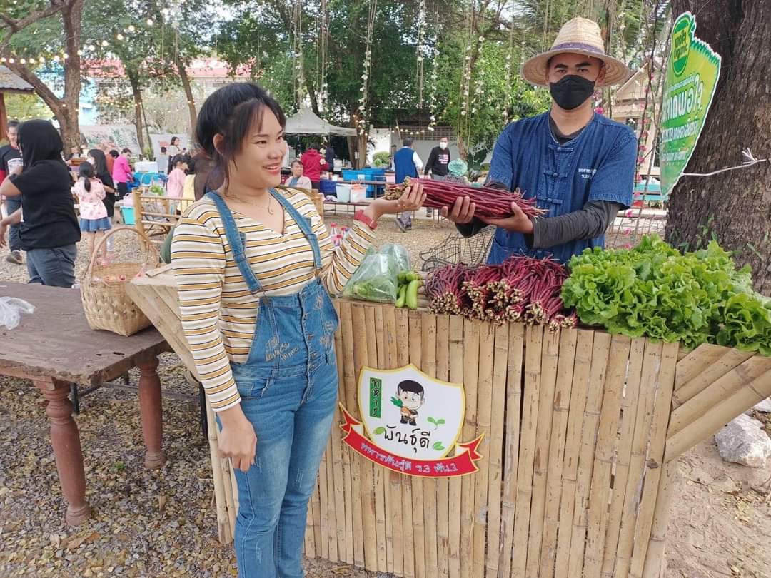 3_INFANTRY_DIV's tweet photo. “อยู่อย่างพอดี อยู่อย่างพอเพียง”🌱🥬

เจ้าหน้าที่โครงการทหารพันธุดี ร.3 พัน.1 เก็บเกี่ยวผลผลิตในโครงการทหารพันธุ์ดีจำหน่ายบริเวณตลาดพอใจ อ.เมือง จว.สกลนคร ซึ่งเป็นตลาดที่นำผลผลิตและอาหาร มาร่วมจัดจำหน่าย ในราคาที่ย่อมเยาและเป็นศูนย์รวมในการพบปะแลกเปลี่ยนความรู้ในแต่ละด้าน https://t.co/b1BxkSaEDO