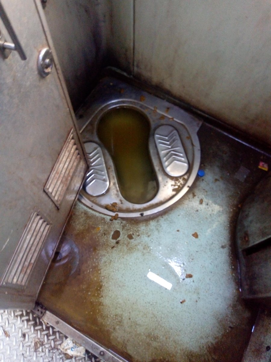 UksReal's tweet photo. @RailMinIndia @nerailwaygkp @AshwiniVaishnaw 
😡😡😡😡😡😡😡
भ्रष्टाचारकी पराकाष्ठा है भाई!
कंप्लेन रजिस्टर हुई और बंद हो गई !
सब कागजमें!
समस्या जस की तस बनी है।
जय हो भारतीय रेल की!
और उसमें बढ़ते भ्रष्टाचार की!
ऐसे महान काम में किसको कितना हिस्सा मिल रहा है भाई ?
@RailwaySeva https://t.co/kyvGJiiQhU