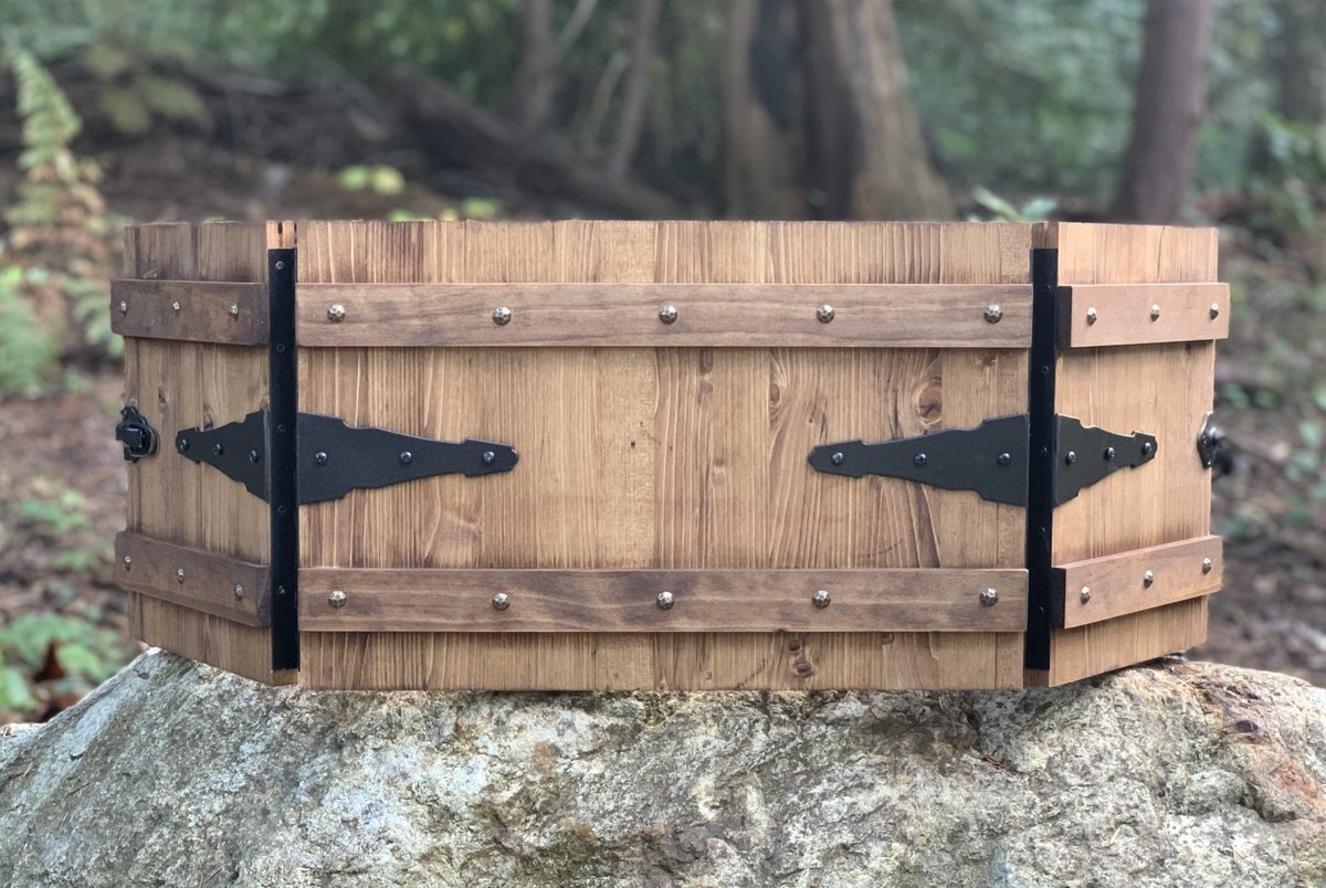 talonclaw's tweet photo. Ya it really does look like they ripped off C4labs (another local company to them) as well. @Wizards_DnD who do you got going around sniping small business’s designs? #dnd #OpenDnD https://t.co/A1V1r35TiX