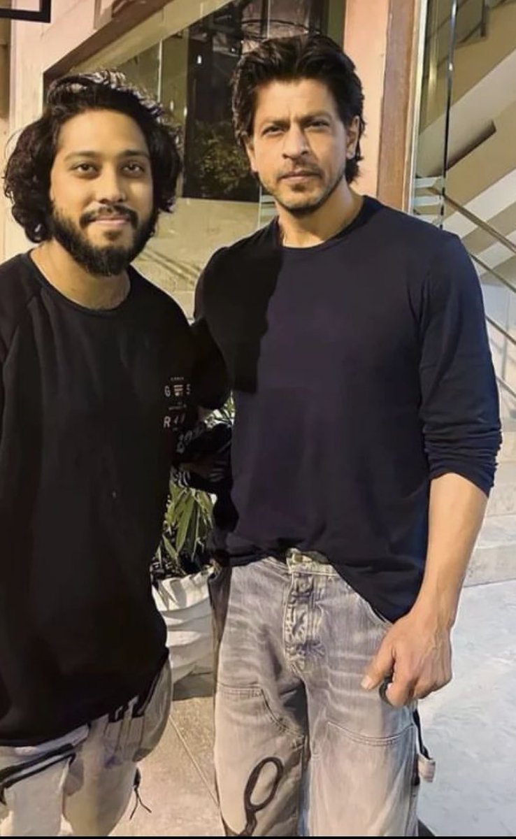 asmasun01's tweet photo. New picture of @iamsrk in MANNAT. https://t.co/82FWQxzxTq
