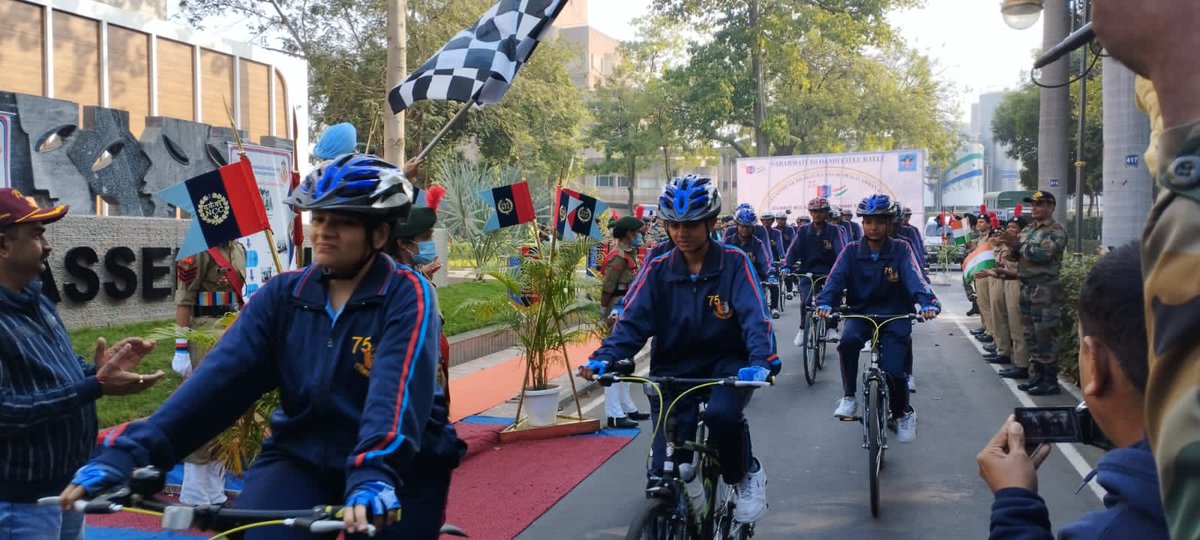 NCC_Dte_Gujarat's tweet photo. Day 2 of "#AtmaNirbharBharat ka Safar Swavalamban ki Aur"
#Sabarmaticyclerally saw the cadets visiting Amul Dairy. Dr RS Sodhi, MD,GCMMF flagged off the rally which will cover 64 km upto Kankapura.
@HQ_DG_NCC
@DefencePRO_Guj
@PMOIndia
@CMOGuj
@GovernorofGuj
@Rssamul
@Amul_Coop https://t.co/hAuCVLIV6S