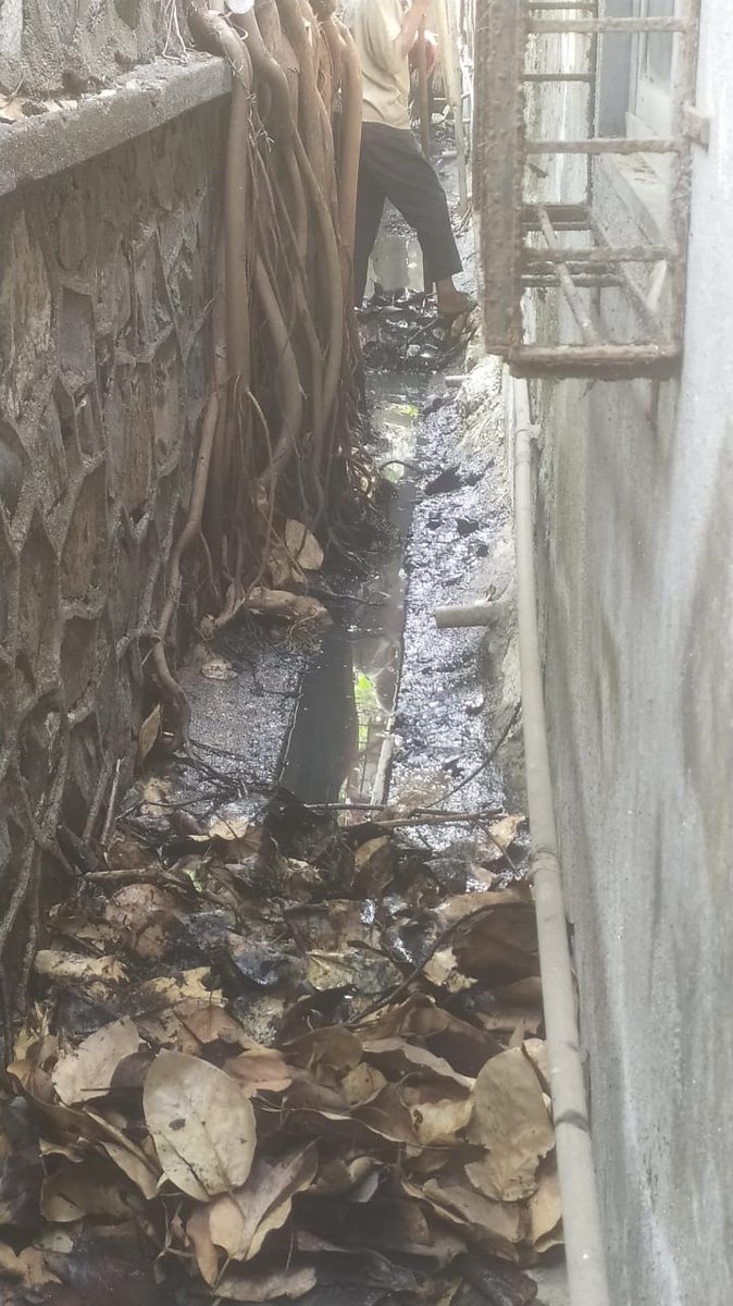 पंजाबी चाळ B. R. Road मुलुंड (प ) येथील गटार तुडुंब भरुन वाहत असल्याने परिसरात दुर्गंधी व मच्छरांचा प्रादुर्भाव वाढत आहे तसेच रोगराई देखील वाढण्याची भीती आहे.(दत्तक वस्तीवाले हे काम आमचे नाही असे सांगून दुर्लक्षित करतात )<a href="/mybmcWardT/">Ward T BMC</a> <a href="/mybmc/">माझी Mumbai, आपली BMC</a> कृपया नोंद घ्यावी.