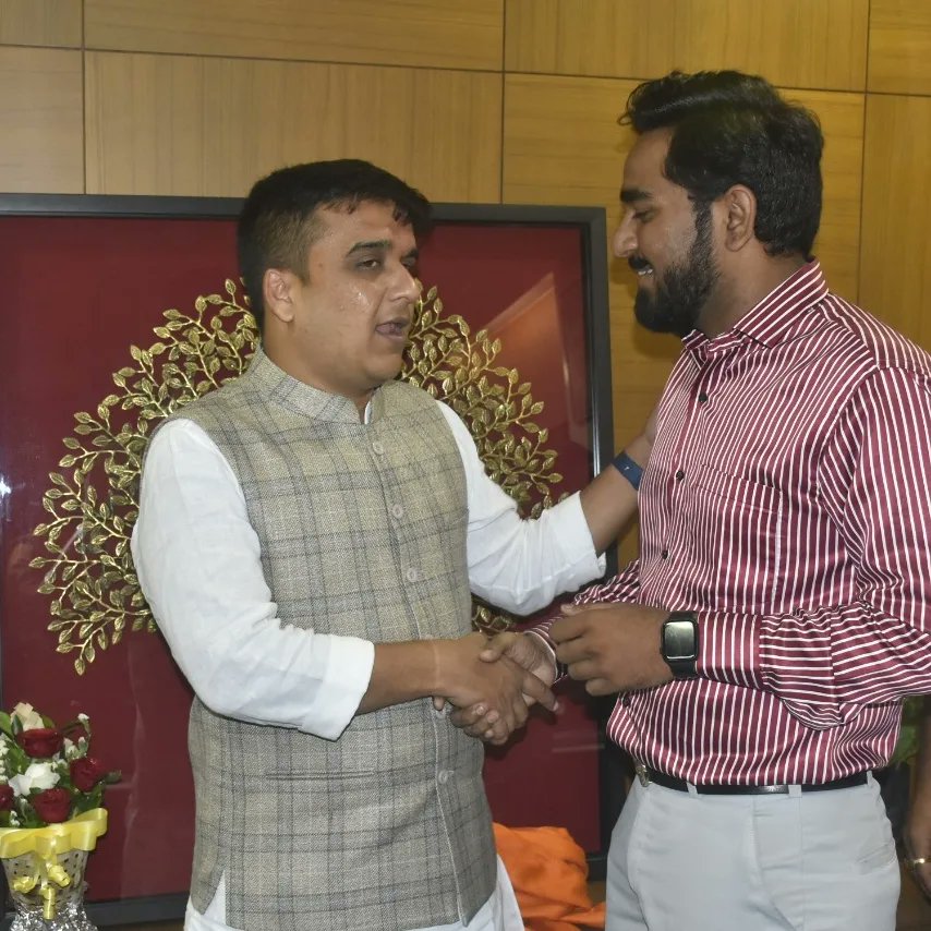 રાજ્યના યુવા ગૃહમંત્રી મિત્ર શ્રી હર્ષભાઈ સંઘવીને જન્મદિવસની હાર્દિક શુભકામનાઓ
ભરતીને લગતા તમામ પ્રશ્નોનું નિરાકરણ વહેલી તકે આવે એવી લાગણી સાથે ઈશ્વરને આપના આયુષ્ય-તંદુરસ્તી માટે પ્રાર્થના
<a href="/sanghaviharsh/">Harsh Sanghavi</a> #LRD #srpf_1168_ને_નોકરી_આપો #lrd_male_મહિલા_સમકક્ષ_2485 #LRD_Waiting