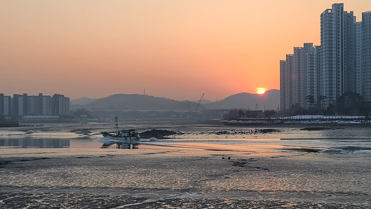 샬롬! 복된 주일입니다
새해를 선물로 주신 하나님을 찬양합니다
하나님의 말씀은 축복의 근원입니다
우리 삶의 여정에 나침판이자, 교과서요, 지침서인 말씀을 따라 살게 하소서