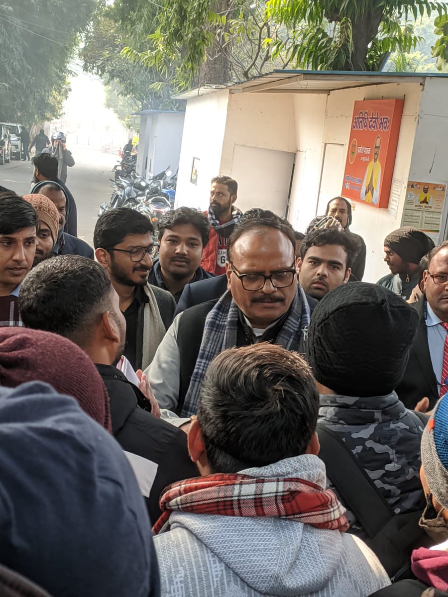 उत्तरप्रदेश के बीटेक अभ्यर्थियों ने जूनियर इंजीनियर पदों पर भर्ती में बीटेक छात्रों को शामिल करने हेतु  <a href="/brajeshpathakup/">Brajesh Pathak</a> से मुलाकात किया ।

जानकारी प्राप्त हुई है कि उपमुख्यमंत्री ने आश्वासन दिया है कि जल्द ही कैबिनेट में वह इस मामले को उठाएंगे
#Allow_BTech_inUPJE
