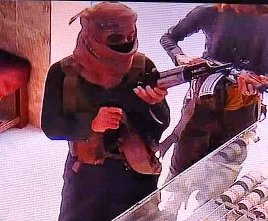 المجرم السارق القاتل عبدالسلام بالحامض النهدي وعصابته أثنا مداهمة محل الشهيد عمر محمد عبود باحشوان  #القطن 
#مجوهرات_باحشوان  
#القحطاني_آخر_الزمان 
#من_قتل_دون_ماله_فهو_شهيد