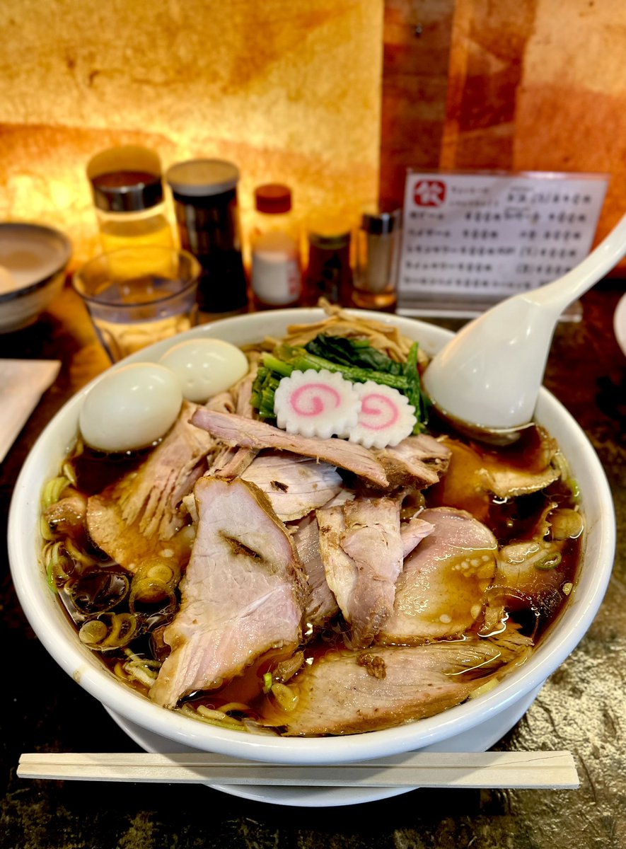 pon_ramen's tweet image. 中華そば やまさだ@小諸市
生姜醤油の釜焼チャーシュー麺
一度食べて虜になってしまったコチラを特大&肉増しにて😆配膳オネーチャンの腕がプルプル震えてました…なんかスミマセンw
にしてもやっぱ旨い❗️醤油効いた円やかスープに無限チャーシューでどっぷり幸せに浸かりつつ完飲&完食😋