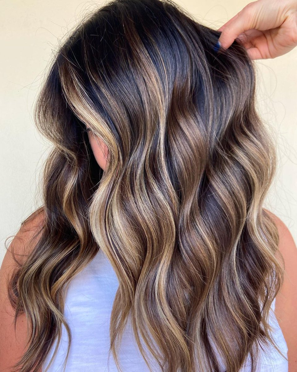 Brunette waves 🌊🤎🌊
Very minimal foil work was done here,  placed depth in her hair and it made her lighter bits stand out!
.
.
.
#brunettebalayage #modernsalon  #masterofbalayage #bestofbalayage #behindthechair #davinescolor #glossunisexsalon