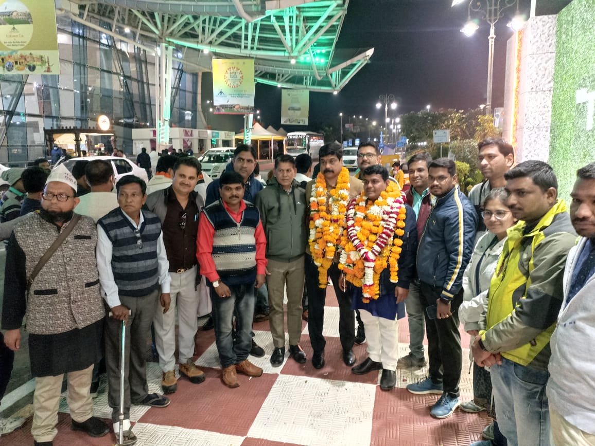 GopalSi80578380's tweet photo. NMOPS के राष्ट्रीय अध्यक्ष @vijaykbandhu जी और राष्ट्रीय महासचिव @Sthitaprajna_G जी #पेंशन_महाकुंभ में सम्मलित होने #महाकाल की नगरी #उज्जैन पहुंचे।
#पुरानी_पेंशन_बहाल_करो 
#RestoreOldPension
@ImranSyedDanis1 @GopalSi80578380 @ShyamKaranKush5 @Brijendrapyadav @Virendr08502416 https://t.co/1wdvHma4c1