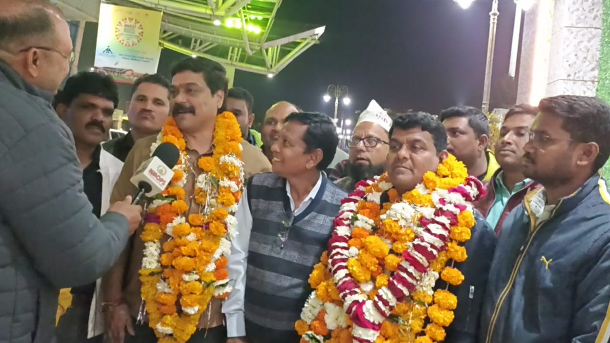 GopalSi80578380's tweet photo. NMOPS के राष्ट्रीय अध्यक्ष @vijaykbandhu जी और राष्ट्रीय महासचिव @Sthitaprajna_G जी #पेंशन_महाकुंभ में सम्मलित होने #महाकाल की नगरी #उज्जैन पहुंचे।
#पुरानी_पेंशन_बहाल_करो 
#RestoreOldPension
@ImranSyedDanis1 @GopalSi80578380 @ShyamKaranKush5 @Brijendrapyadav @Virendr08502416 https://t.co/1wdvHma4c1