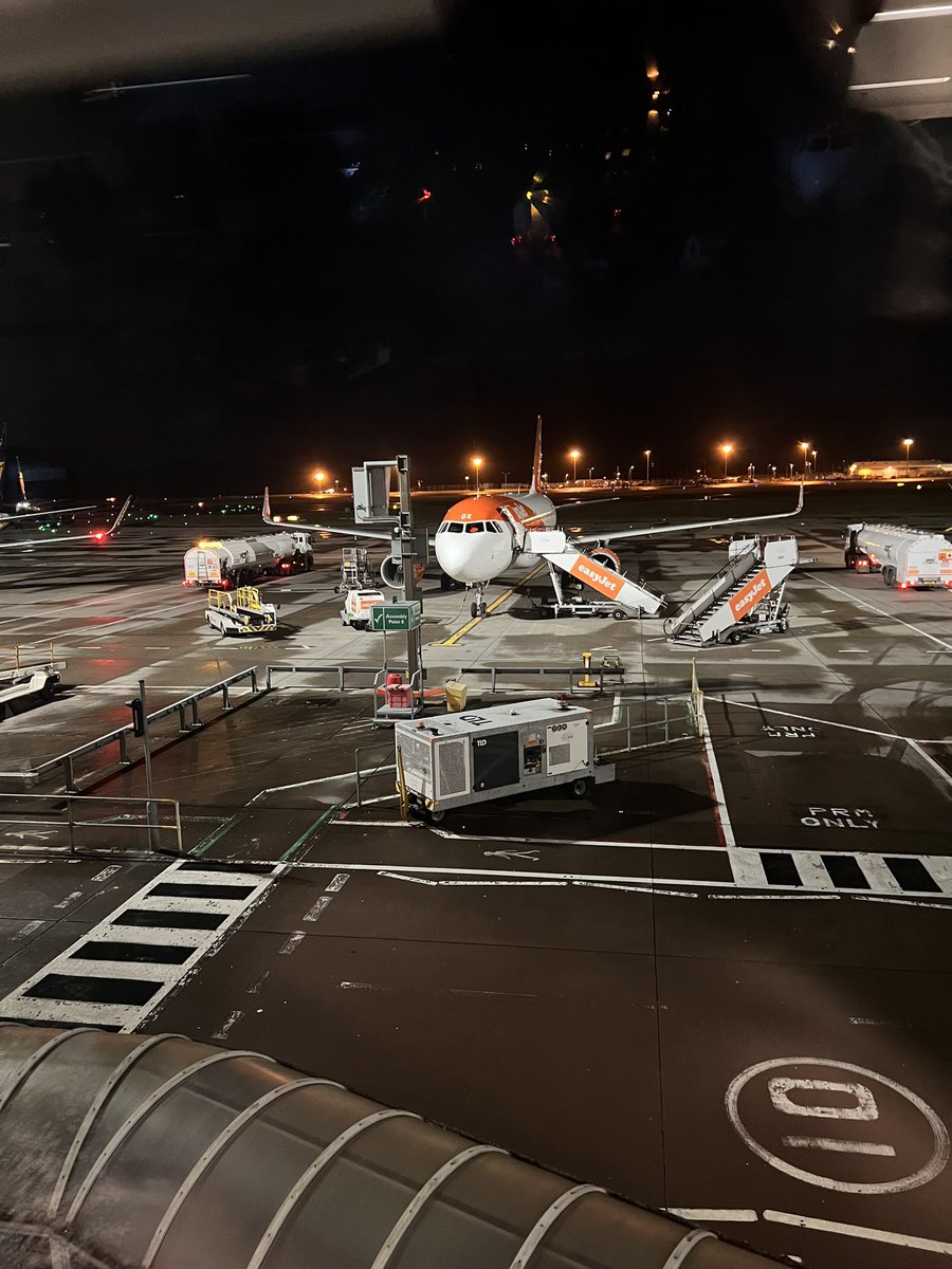 AztiJkk's tweet photo. My beautiful orange plane for this first leg 🛫🧡 #easyjet #Airbus #airbuslovers #A320 #edinburgh #edinburghairport #ezy #sharklets #aviationgeek https://t.co/aBKbWIw4Hi