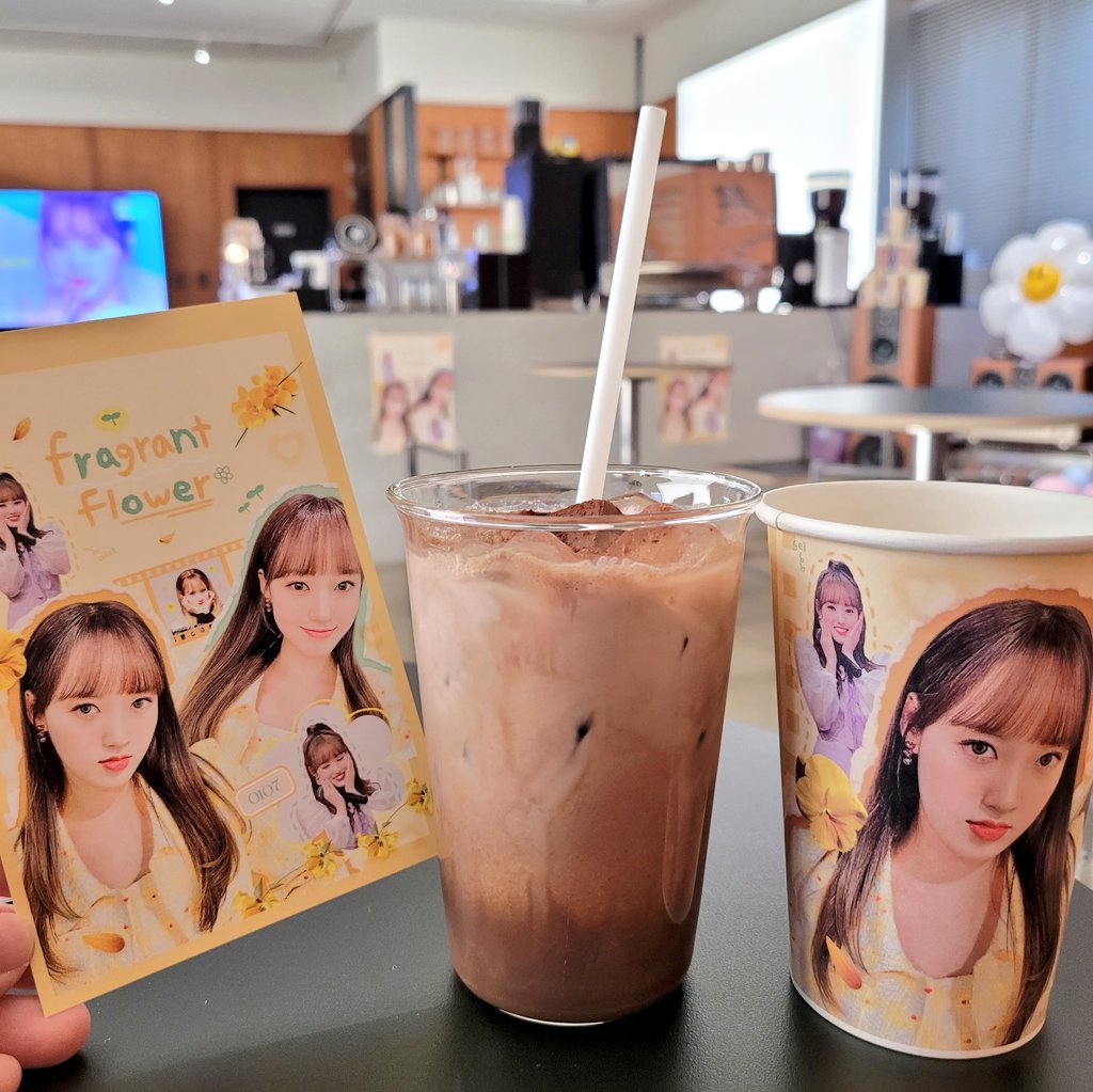 cyjhr1112's tweet photo. 언제나 밝고 따뜻함을 주는 우리 서정이 생일 정말 정말 축하해😊💛
이렇게 행복 가득한 공간에서 주말에 음료 한 잔 할 수 있어 너무 좋다😆💕
#행복을_가져다주는_해피닛세이 
#늘_행복가득_세이꽃이_피었습니다

#WekiMeki #SEI 🌼
#위키미키 #세이 🌼 https://t.co/rRoVAm6OMo