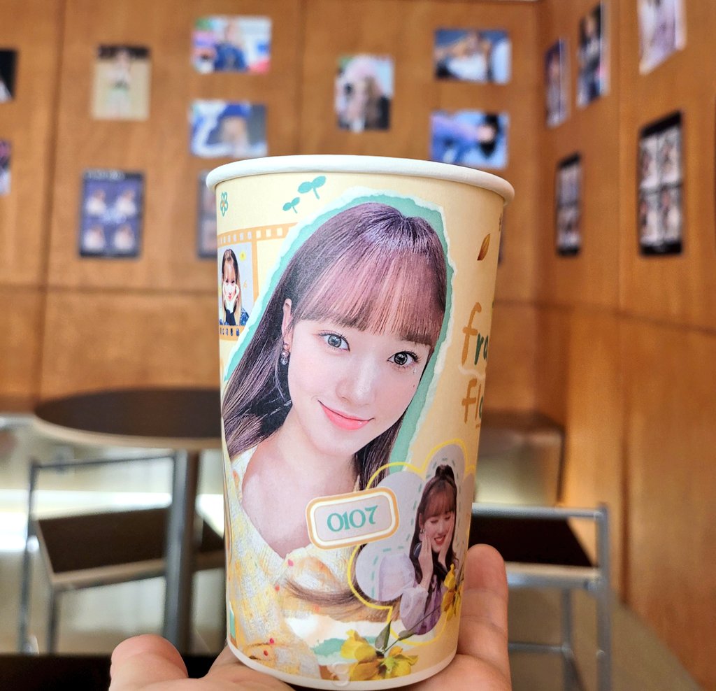 언제나 밝고 따뜻함을 주는 우리 서정이 생일 정말 정말 축하해😊💛
이렇게 행복 가득한 공간에서 주말에 음료 한 잔 할 수 있어 너무 좋다😆💕
#행복을_가져다주는_해피닛세이 
#늘_행복가득_세이꽃이_피었습니다

#WekiMeki #SEI 🌼
#위키미키 #세이 🌼