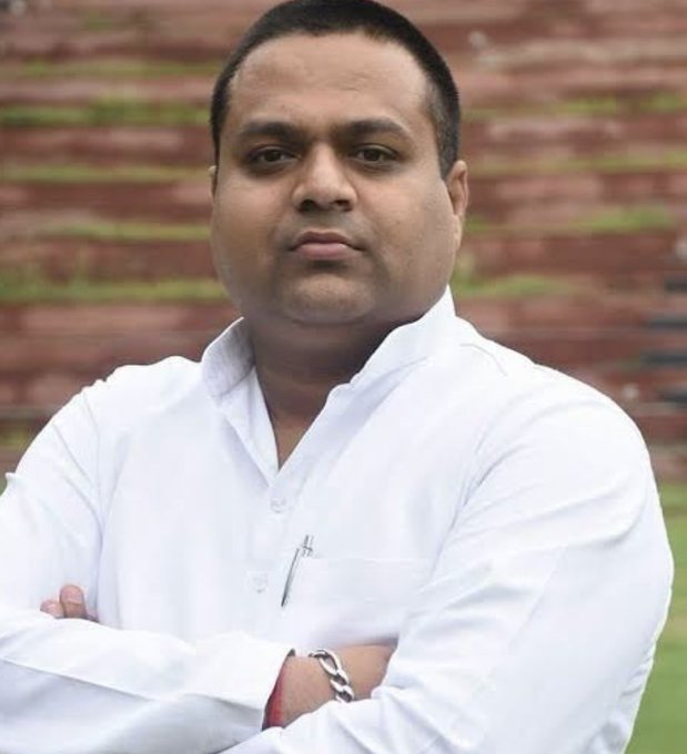 लखनऊ: सपा मीडिया सेल के ट्विटर हैंडल के संचालक मनीष जगन अग्रवाल को हजरतगंज पुलिस ने किया गिरफ्तार।

हजरतगंज कोतवाली में सपा के सोशल मीडिया ट्विटर हैंडल द्वारा की गई अभद्र टिप्पणी के मामले में दर्ज हैं 3 मुकदमें।