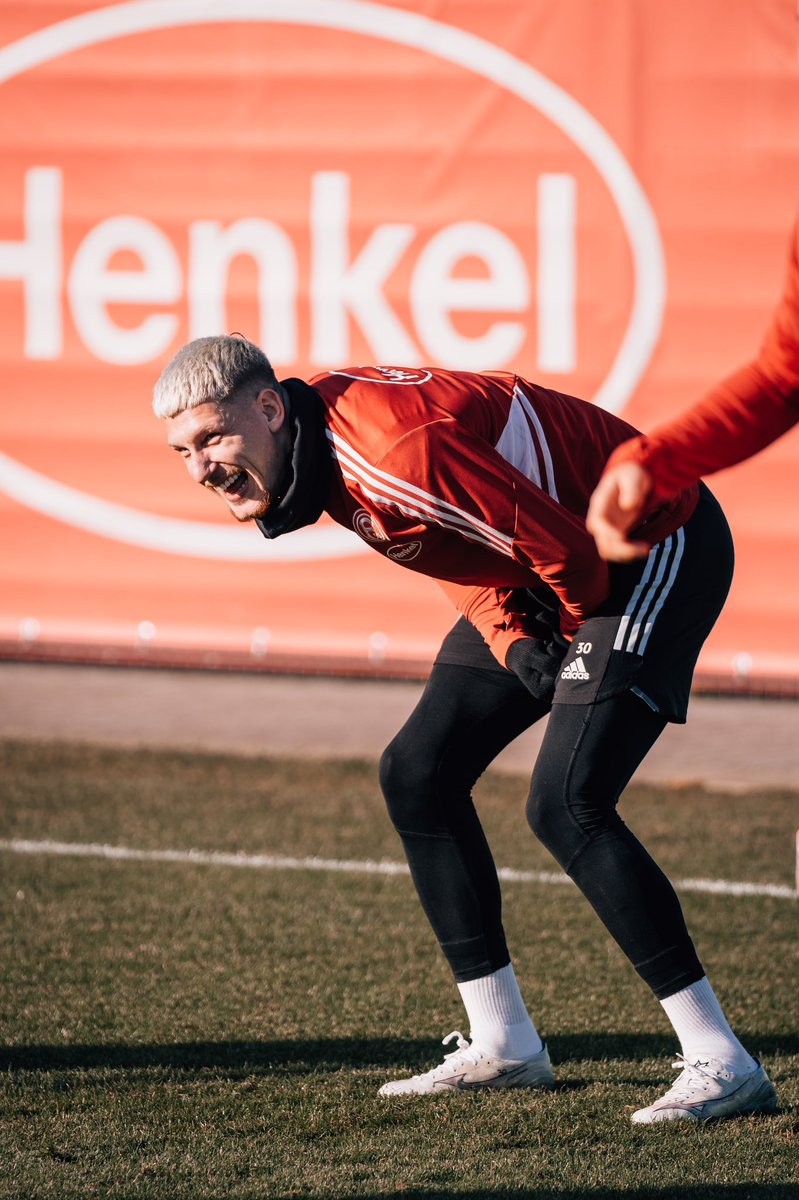 今日は <a href="/Jordydewijs4/">Jordy de Wijs</a> の誕生日です🙂🙃🙂
Happy Birthday, Jordy🥳

#フォルトゥナ | 🔴⚪️