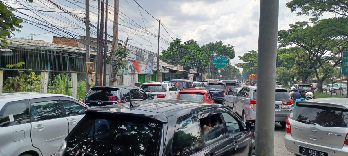 pikiran_rakyat's tweet photo. TUA DI JALAN. TUA DI PIKIRAN
Rekor persimpangan terlama di bandung akhirnya pecah. Pertigaan By Pass-Cimincrang menuju Masjid Al Jabbar jauh lebih lama.
.
#bandung #aljabbar #cibiru #lampumerahsamsat #kiaracondong #bandungmacet https://t.co/0AcTzoEwnO