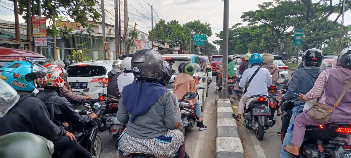 pikiran_rakyat's tweet photo. TUA DI JALAN. TUA DI PIKIRAN
Rekor persimpangan terlama di bandung akhirnya pecah. Pertigaan By Pass-Cimincrang menuju Masjid Al Jabbar jauh lebih lama.
.
#bandung #aljabbar #cibiru #lampumerahsamsat #kiaracondong #bandungmacet https://t.co/0AcTzoEwnO