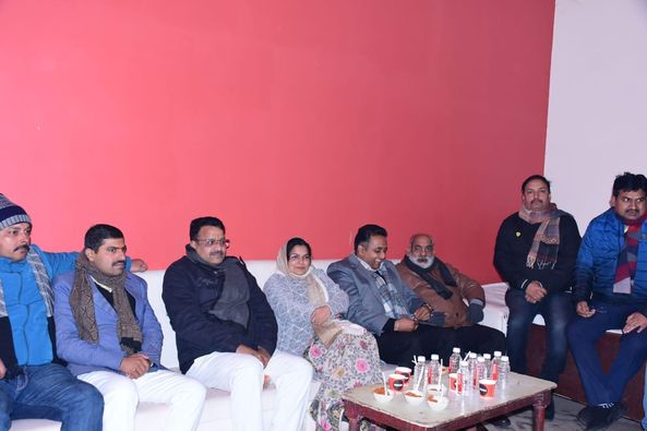 RajniTiwari_'s tweet photo. हरदोई में भाजपा के वरिष्ठ कार्यकर्ता श्री नीरज तिवारी के सुपुत्र के जन्मदिवस एवं मुण्डन संस्कार के उपलक्ष्य में आयोजित उत्सव में पहुँचकर बच्चे को आशीर्वाद प्रदान किया। https://t.co/yhm13R3eYe