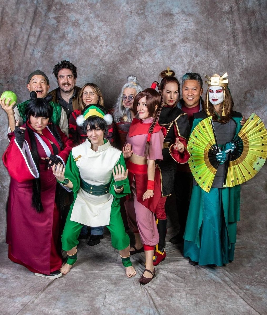 Avatarverse_1's tweet photo. ATLA voice cast Reunion at SacAnime 2023
🔥Dante Basco - Zuko
🔥Grey DeLisle - Azula 
🔥Greg Baldwin - Iroh 
🌊Mae Whitman - Katara
🪃Jack De Sena - Sokka
🪨Michaela Murphy - Toph
⚔️Cricket Leigh - Mai
⭐Olivia Hack - Ty Lee
🪶Jennie Kwan - Suki 
🥬James Sie - cabbage merchant! https://t.co/qfVMcO8ZRV