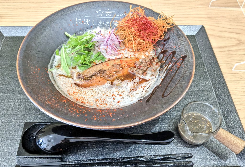 syoco_kobayashi's tweet photo. 12/20にオープンした
谷町九丁目にあるにぼし担々麺専門店
ふたつぼし　さんへ
フレンチラーメンってジャンルらしい。コンソメにぼしクリーミー坦々スープが絶妙でそこに山椒オイル足したらシビレ系になりますん🥰
辛さ＆シビレがいい。チャーシューも最高やねおしゃれやし美味しかったー🐟🐟 https://t.co/JnmKuaVKdi