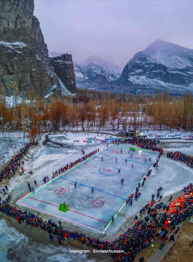  A view of the Ghanche’s hockey rink, as the match kicks off. Photo via Emtiaazhussain_ on Instagram. 